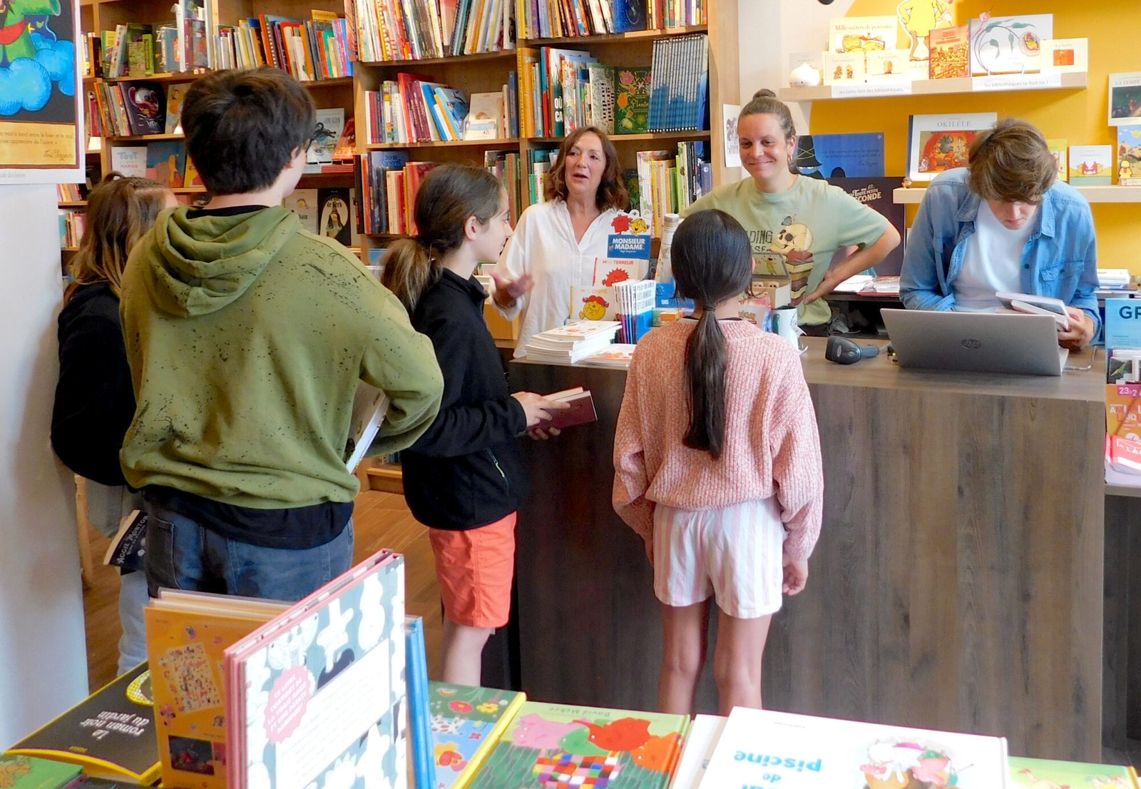 jeunes en librairie